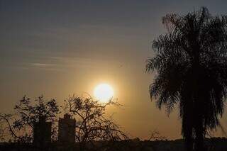 Sol forte desta manhã visto do Jardim Santa Fé, na Capital (Foto: Henrique Kawaminami)