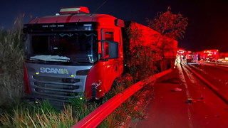 Caminhão envolvido no acidente parou no acostamento da rodovia. (Foto: Reprodução/Jornal da Nova)