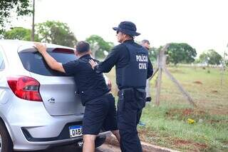 Momento em que José Carlos foi preso por equipe da Deam em frente ao Detran (Foto: Divulgação | PCMS)