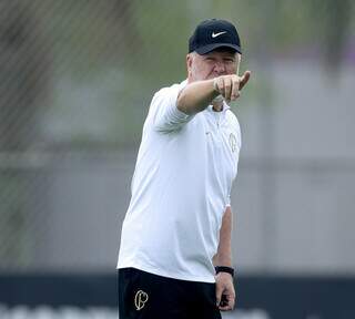 Técnico Mano Menezes faz orientações em treino no Timão (Foto: Rodrigo Coca/Agência Corinthians)