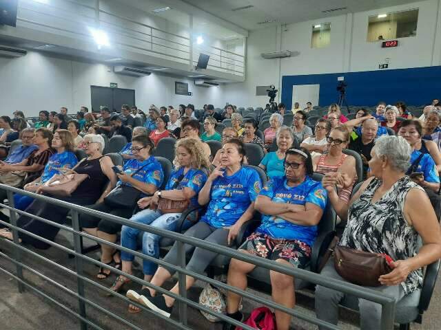 Em peso na C&acirc;mara, idosos cobram manuten&ccedil;&atilde;o no Vov&oacute; Ziza