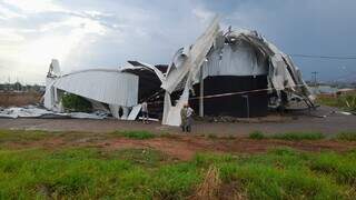 No domingo, Bataguassu chegou a ter ginásio destruído por tempestade (Foto: Cenário MS)