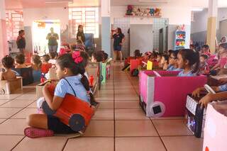 Escola teve ideia de criar um autocine para as crianças no pátio. (Foto: Paulo Francis)