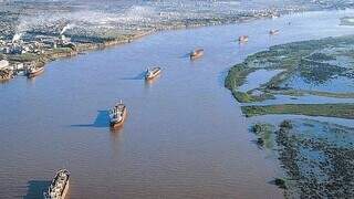 Embarcações navegam o Rio Paraguai. (Foto: Divulgação)