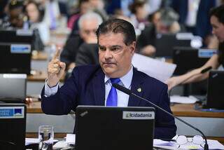Senador Nelsinho Trad (PSD) defendendo a proposta na comissão (Foto: Agência Senado)