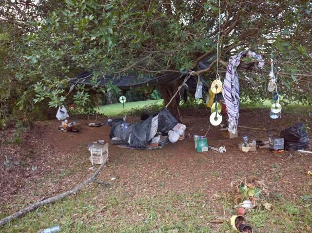 Casal acampa &agrave; beira de c&oacute;rrego em protesto por casa 