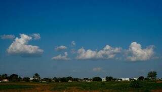 Tempo com poucas nuvens na região do Aeroporto (Foto: Alex Machado)