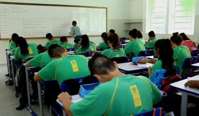 Projeto que reajusta sal&aacute;rio de 20 mil professores tramitar&aacute; com urg&ecirc;ncia