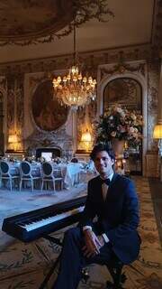 Na França, Guilherme toca piano em restaurante renomados. (Foto: Arquivo pessoal)