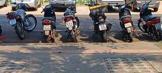 Motocicletas estacionadas em rampa de galeria, na Rua dos Missionários, em Dourados, nesta manhã (Foto: Direto das Ruas)