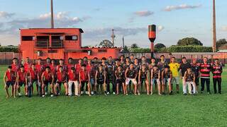 Elenco do Águia Negra sub-15 posando para foto no Estádio Ninho da Águia (Foto: Divulgação/Águia Negra) 