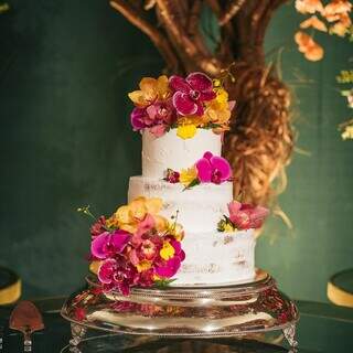 Bolo de casamento com flores foi um dos detalhes da decoração. (Foto: Hugo Carneiro)
