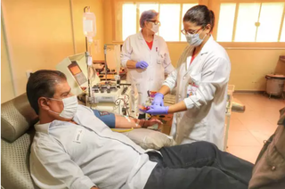 Senador fez a doação de plasma em 18 de junho de 2020 no Hemosul. (Foto: Divulgação)