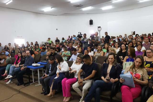 Em reuni&atilde;o com prefeita, sindicato diz estar satisfeito com piso de professores