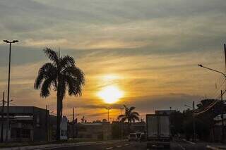 Sol visto da região central de Campo Grande aparece entre poucas nuvens (Foto: Henrique Kawaminami)