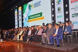 Todos os 79 prefeitos estiveram presentes na abertura do 1º Congresso dos Municípios de Mato Grosso do Sul (Foto: Paulo Francis)