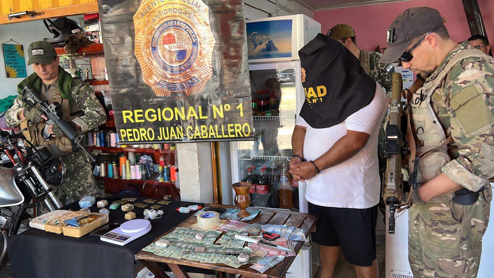 Comerciante que abastecia traficantes é preso com drogas e munições
