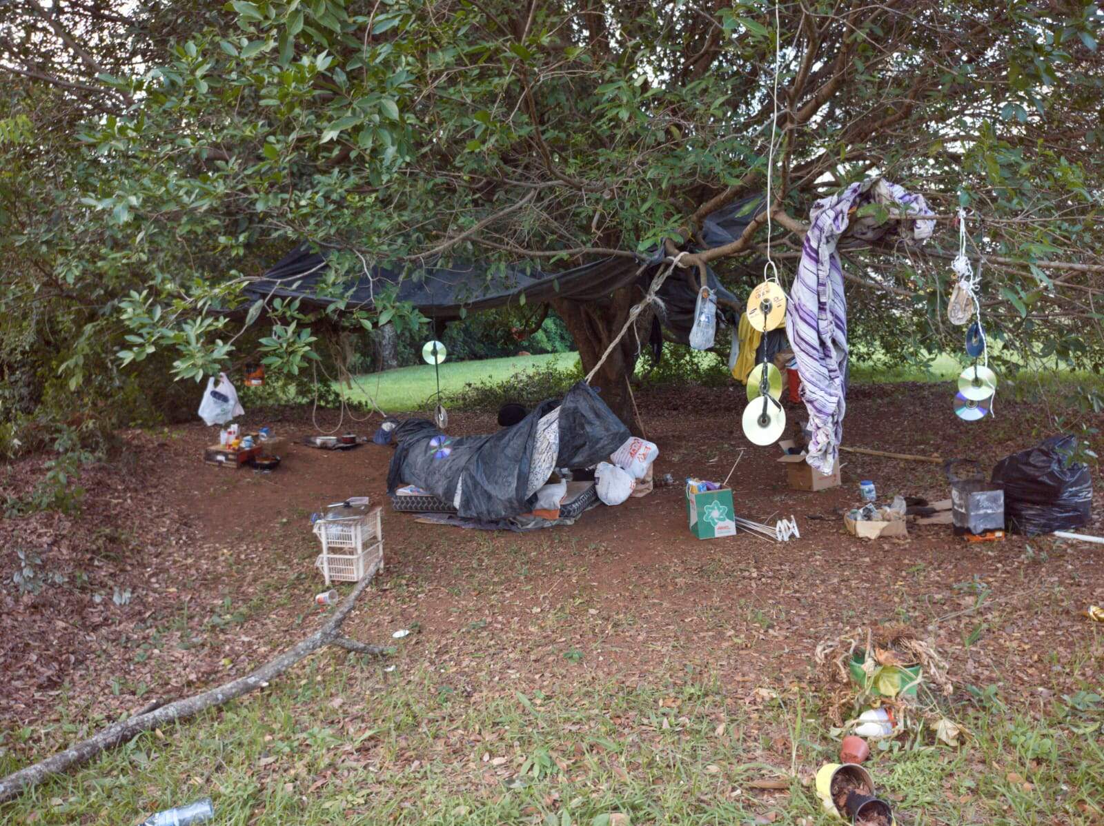 Casal acampa à beira de córrego em protesto por casa 