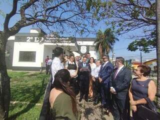 Presidente da OAB/MS, Bitto Pereira, lendo o desagravo à esquerda da advogada Luciany Reis (Foto: Alison Silva)