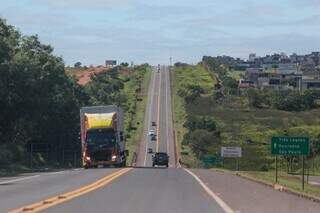 Caminhão e outros veículos transitam por rodovia federal em Mato Grosso do Sul, o que só é permitido com teste negativo. (Foto: Arquivo)