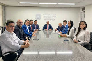 Em reunião com secretários de Governo, parlamentares receberam proposta de reajuste do salário dos professores. (Foto: Carlos Godoy/Alems)