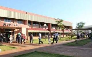 Fachada de prédio na Universidade Federal da Grande Dourados (Foto: Divulgação)