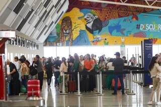 Movimento no Aeroporto de Campo Grande nesta manhã (Foto: Henrique Kawaminami)