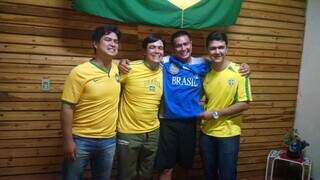 Quatro irmãos: Adriano Kawahata, primeiro da esquerda, em seguida Marcelo. Ao lado, de azul, Fernando, e o último Humberto. (Foto: Arquivo pessoal)