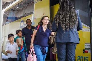 Melissa foi uma das passageiras que aceitou ir de ônibus (Foto: Henrique Kawaminami)