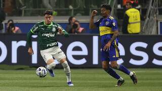 Joaquín Piquerez com a posse da bola. (Foto: Cesar Greco/Palmeiras)