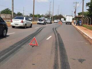 Caminh&atilde;o-ba&uacute; desgovernado atravessa pista e provoca capotagem de ve&iacute;culo