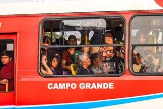 Ônibus lotado a caminho do Terminal Bandeirantes, localizado na Vila Bandeirantes, em Campo Grande (Foto: Henrique Kawaminami)