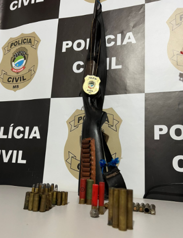 Den&uacute;ncia de maus-tratos leva pol&iacute;cia a prender homem com arma e muni&ccedil;&otilde;es 