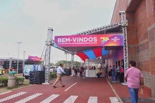 Estrutura da entrada do evento montado no Bosque Expo, localizado em shopping na saída para Cuiabá (Foto: Paulo Francis)