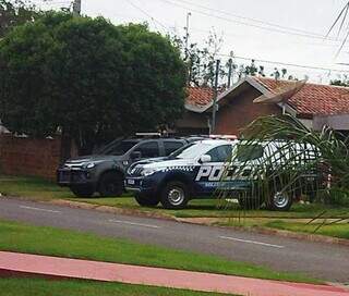 Viaturas da Polícia Militar durante diligências em Maracaju. (Foto: Site Tudo do MS)