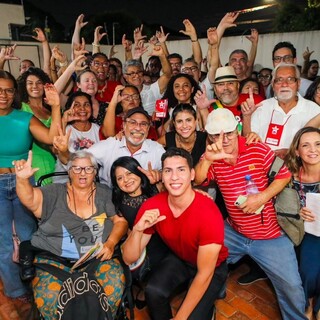 Filiados do PT comemoram pré-candidatura de Camila Jara no diretório do partido, em Campo Grande. (Foto: Reprodução/Instagram)