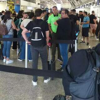 Tumulto no saguão do aeroporto depois que voo foi cancelado pela companhia aérea Azul. (Foto: Direto das Ruas)