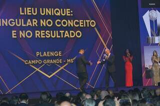 Momento de entrega do anúncio do Lieu Unique, da Plaenge - Campo Grande. (Foto: Cauê Moreno)