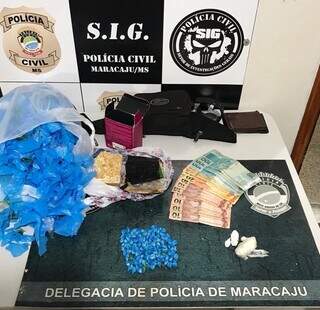 Drogas, dinheiro e objetos apreendidos durante operação. (Foto: Divulgação/Polícia Civil)