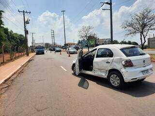 Caminh&atilde;o-ba&uacute; desgovernado atravessa pista e provoca capotagem de ve&iacute;culo