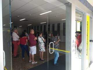 Consumidores esperam em fila do Banco do Brasil, na Avenida Afonso Pena esquina com a Rua 13 de Maio (Foto: Izabela Cavalcanti)