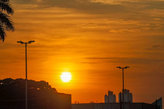 Pôr do Sol no Centro de Campo Grande. (Foto: Henrique Kawaminami)