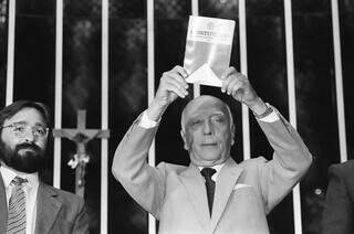 Brasília - A Assembleia Nacional Constituinte completa 30 anos de instalação. Na foto, o presidente da assembleia, deputado Ulysses Guimarães, no dia da promulgação do texto (Foto: Arquivo/Agência Brasil)