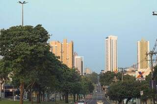 Céu claro visto da Avenida Afonso Pena, na Capital (Foto: Henrique Kawaminami)