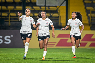 Jogadoras do Corinthians comemoram vitória diante o Colo-Colo. (Foto: Staff Images/Conmebol)