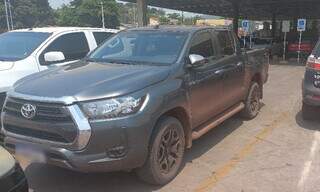 Camionete Hilux deixada no estacionamento do atacadista pelo condutor (Foto: Diário Corumbaense)