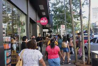 Consumidores na Rua 14 de Julho, em Campo Grande (Foto: Henrique Kawaminami)