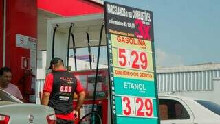 Veículo abastecendo em posto de combustível  da Capital (Foto: Alex Machado)