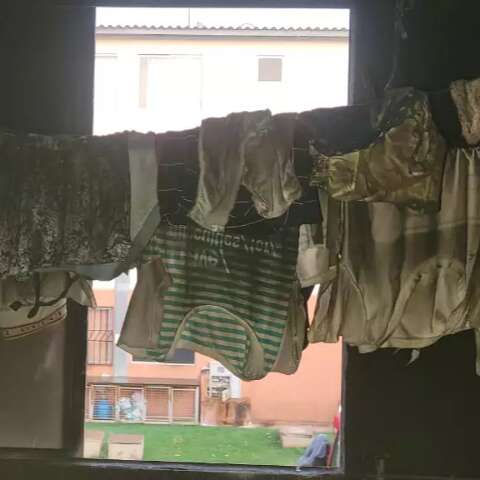 M&atilde;e pula de janela com filhos no colo e fogo destr&oacute;i apartamento