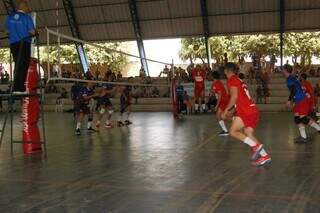 Jogadores disputam partida de vôlei válida pela Liga MS. (Foto: Reprodução/Fundesporte)